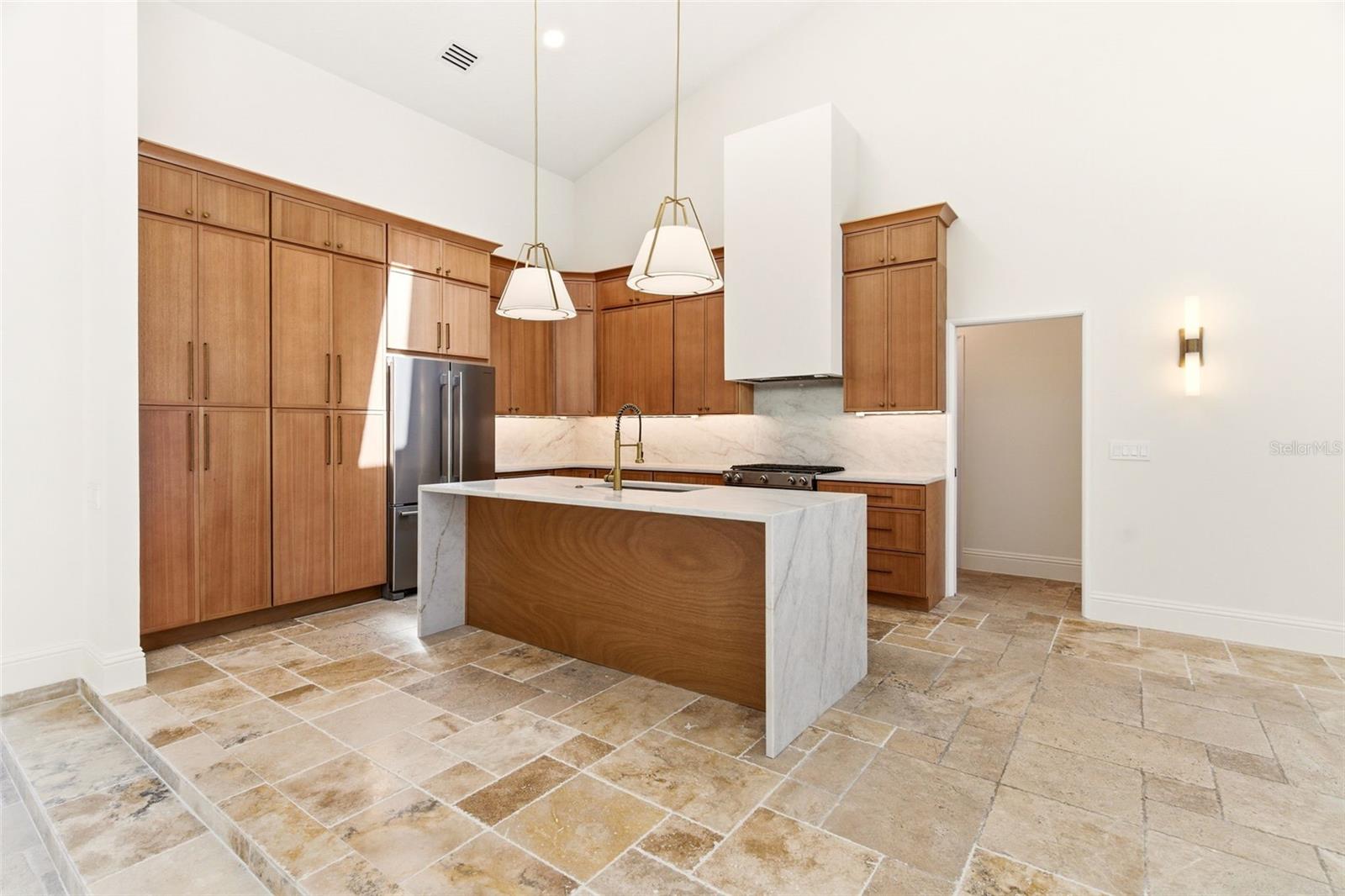 8935 JONATHAN MANOR DR