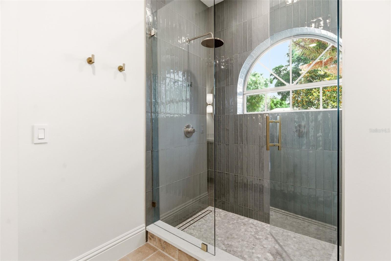 8935 JONATHAN MANOR DR