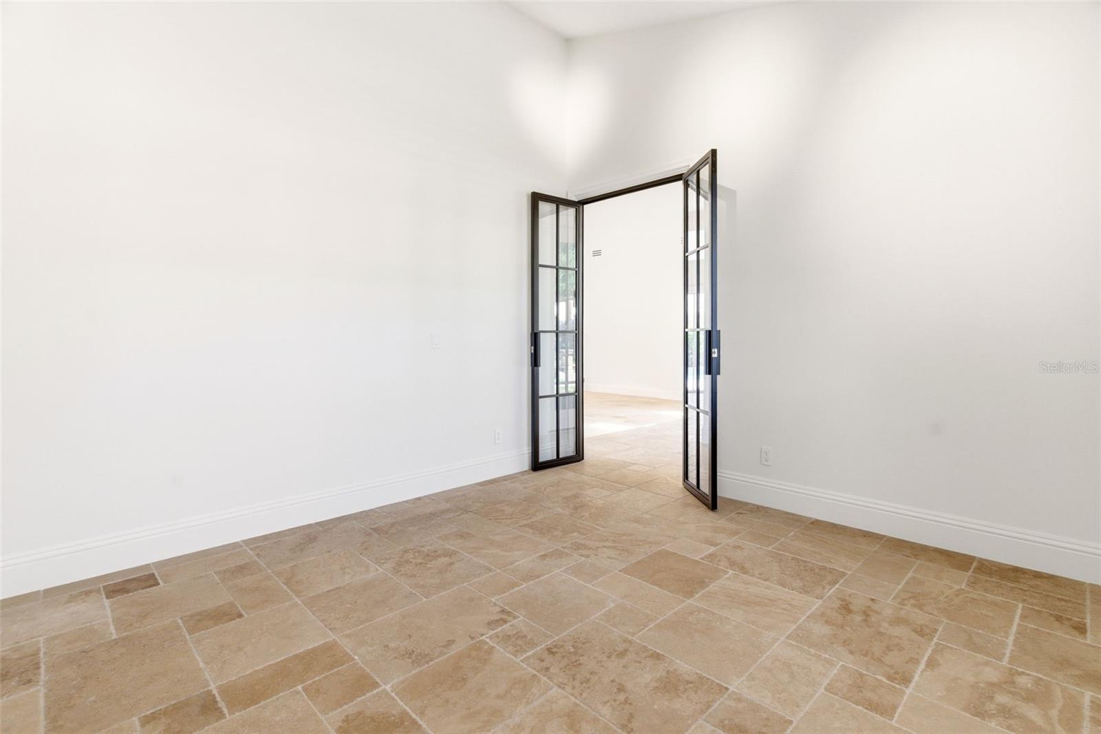 8935 JONATHAN MANOR DR