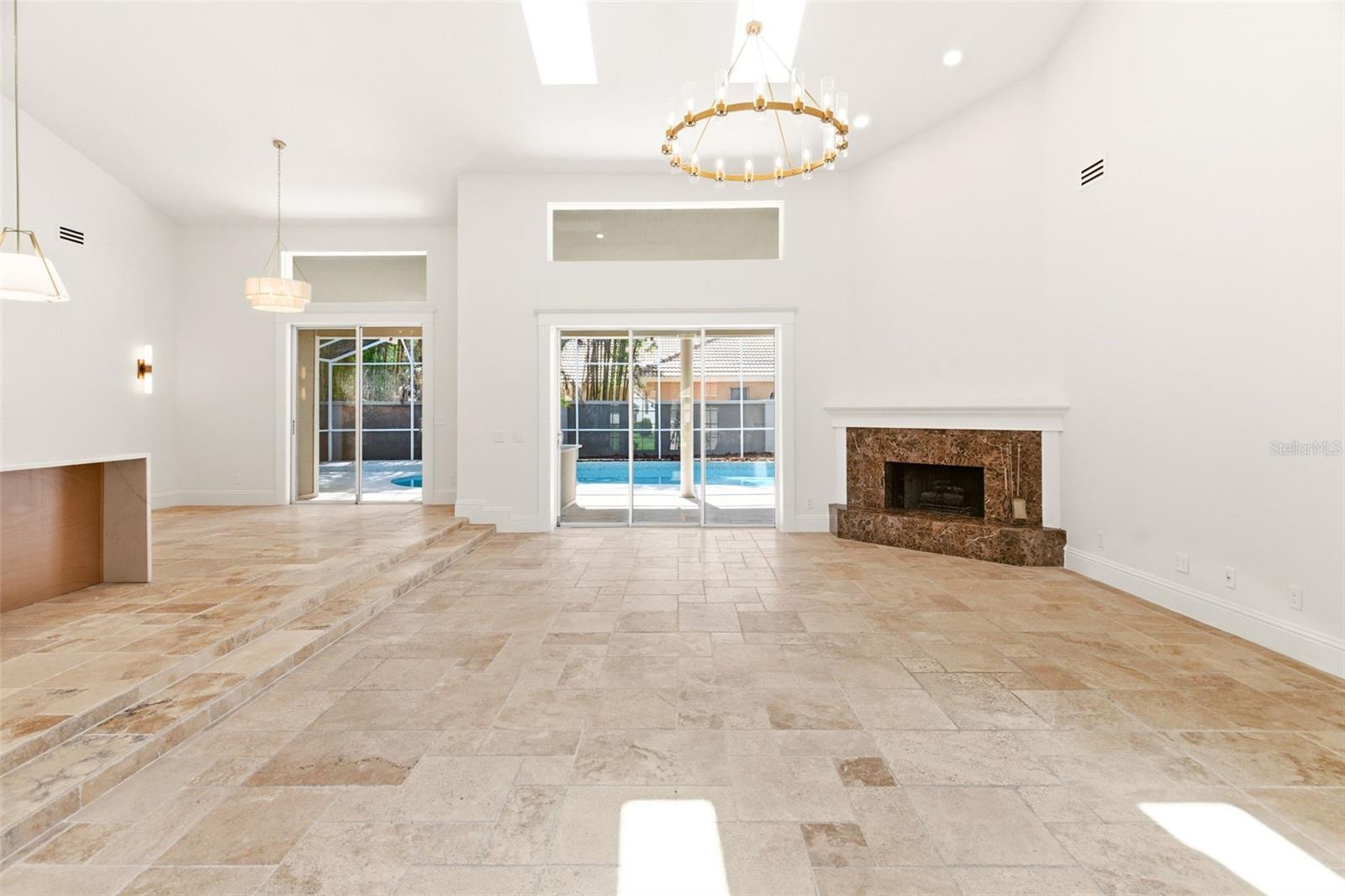 8935 JONATHAN MANOR DR