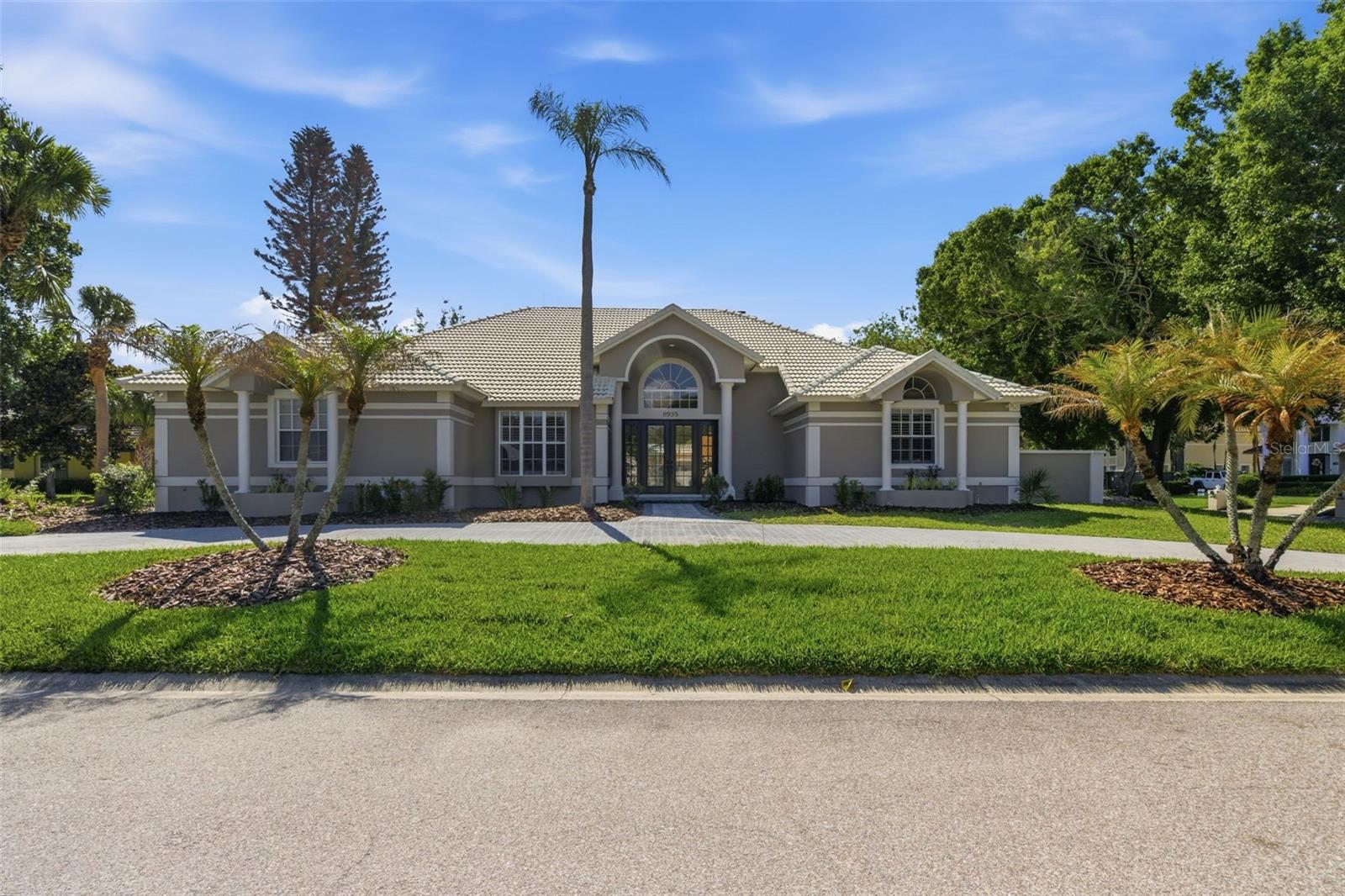 8935 JONATHAN MANOR DR