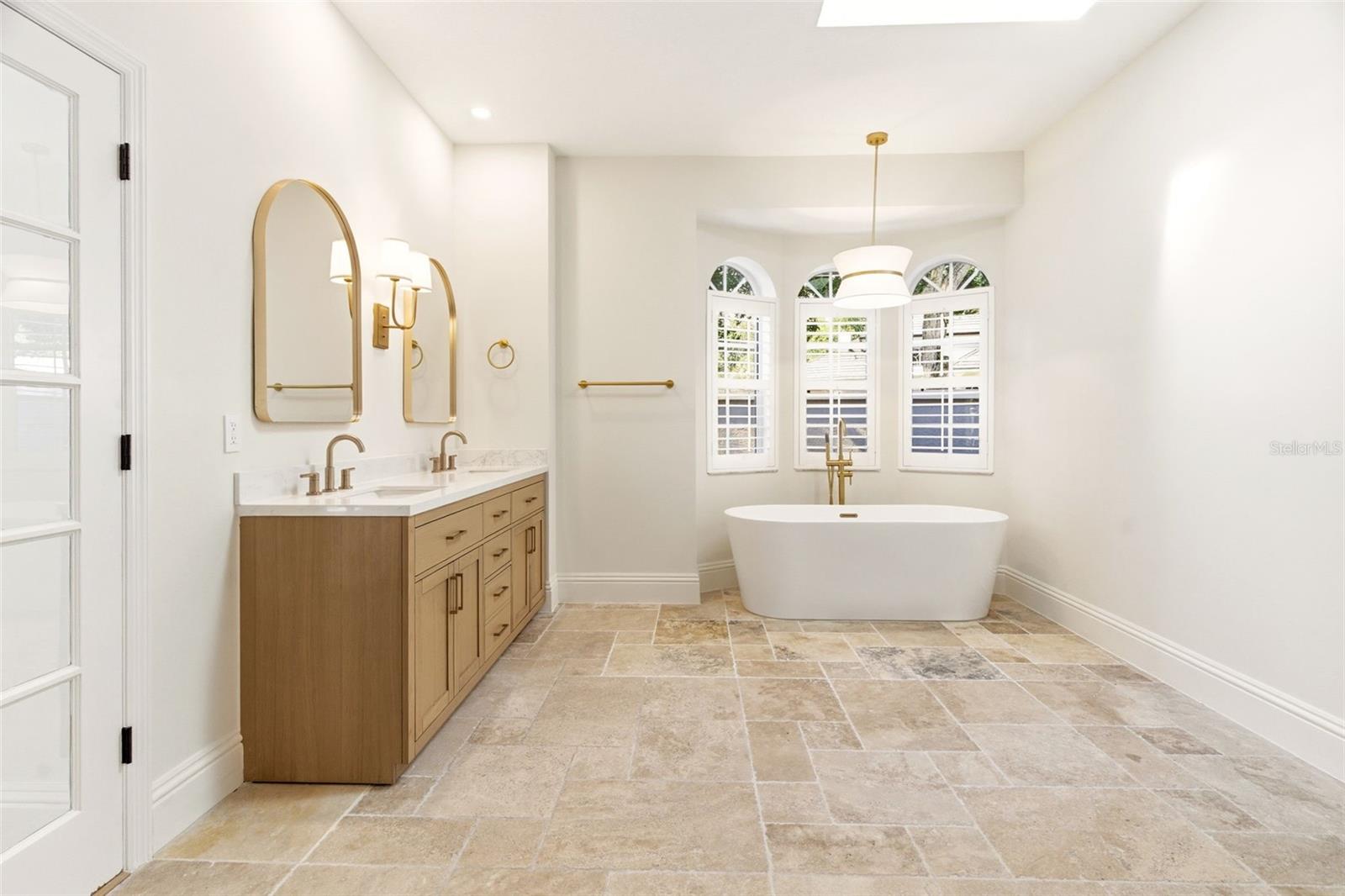 8935 JONATHAN MANOR DR