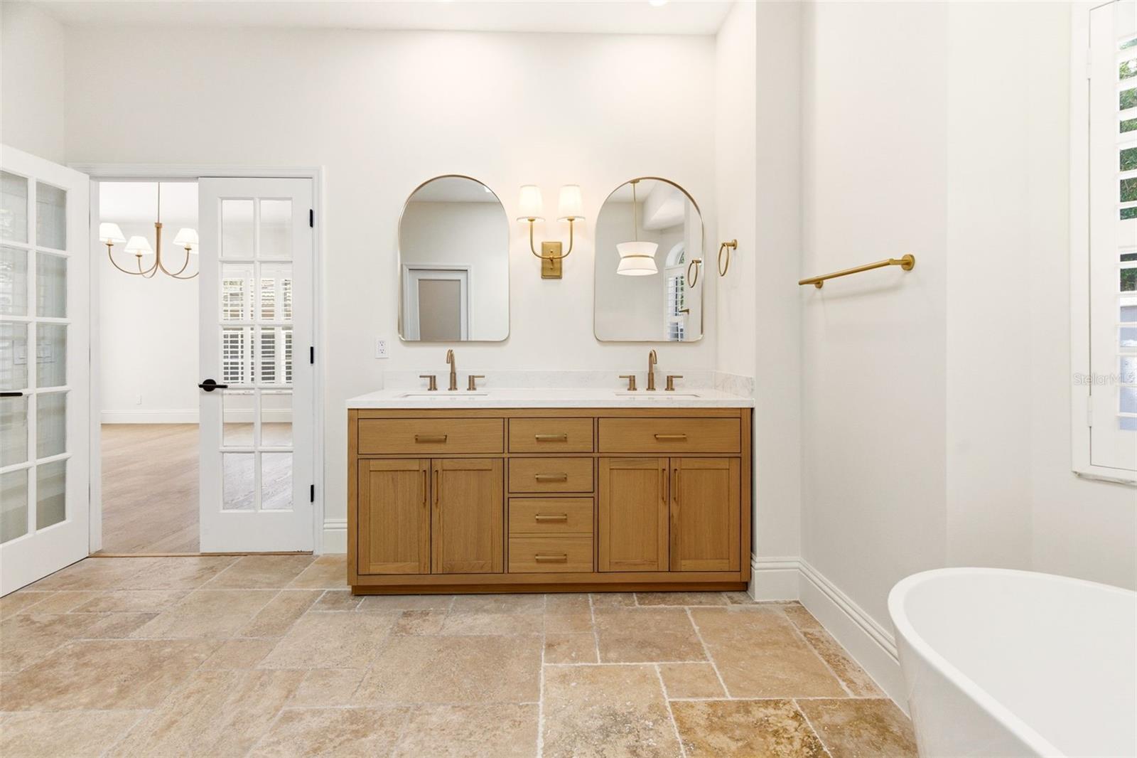 8935 JONATHAN MANOR DR