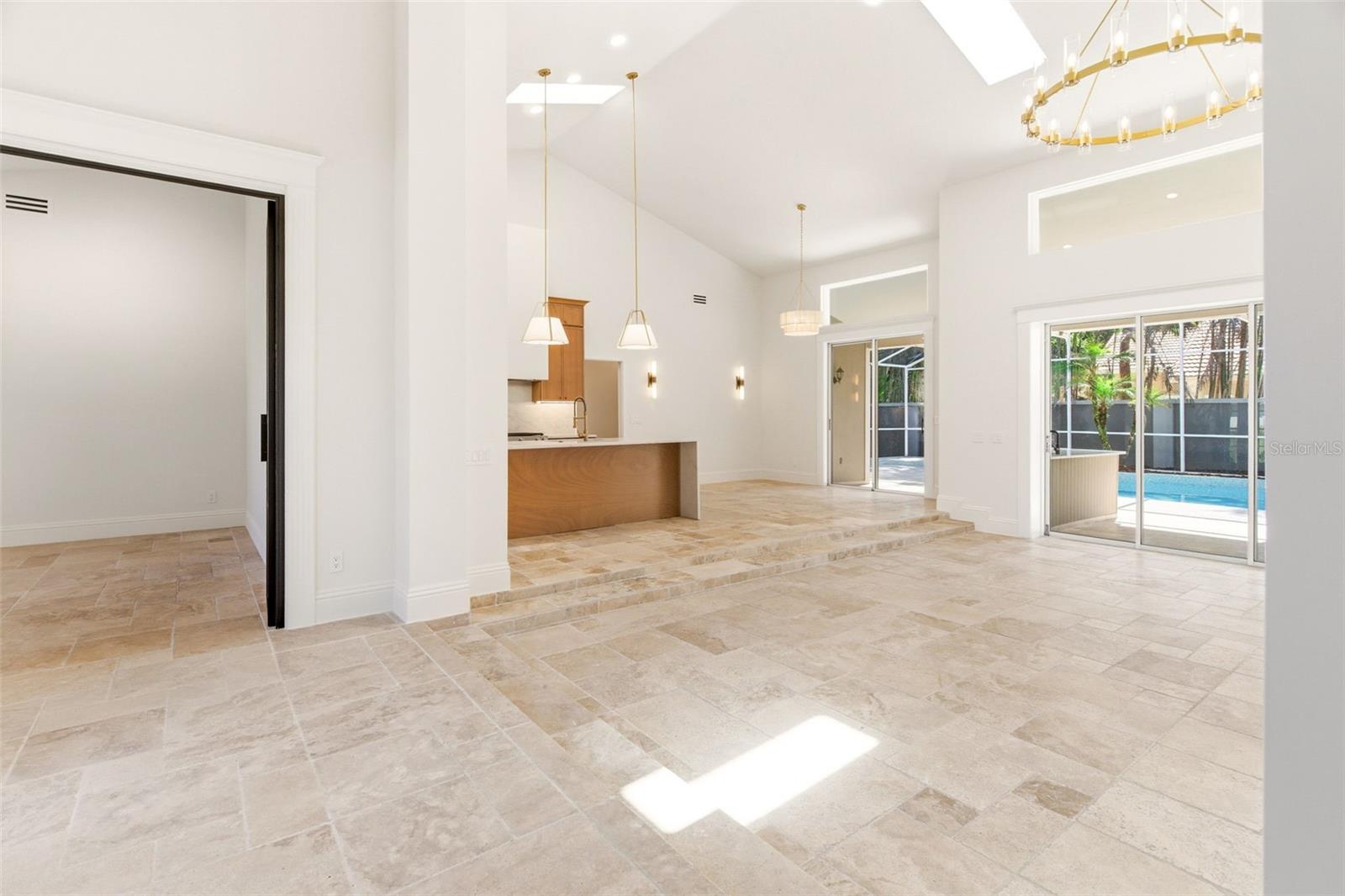 8935 JONATHAN MANOR DR
