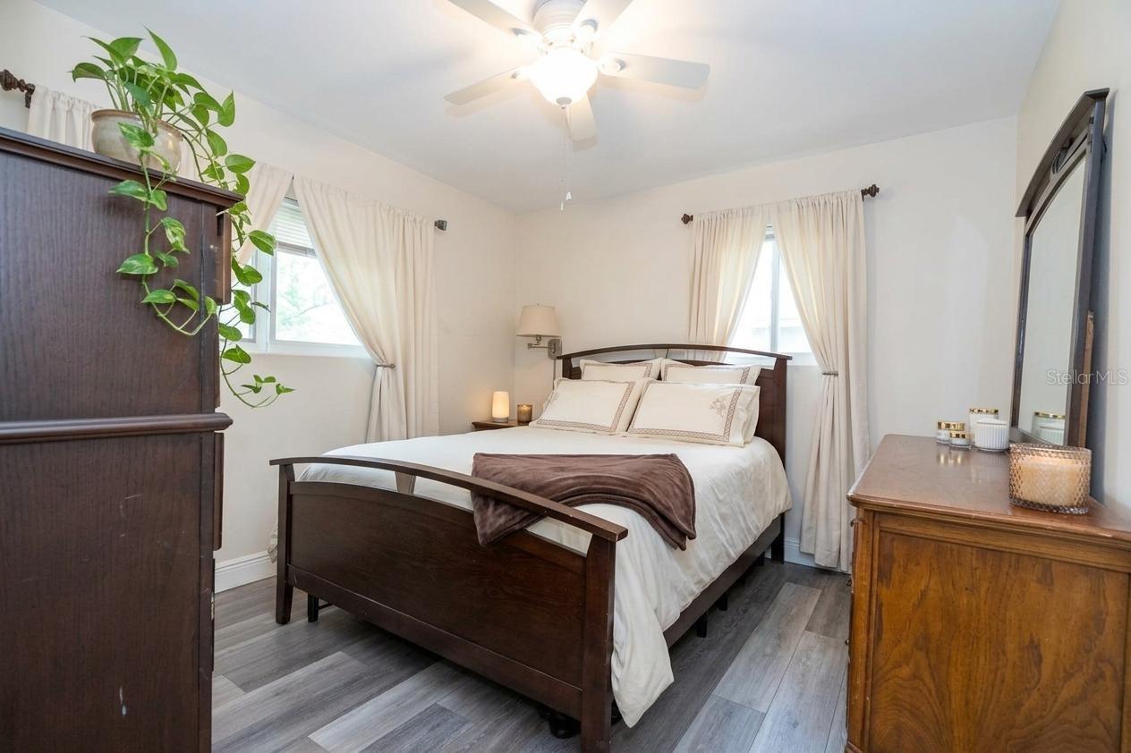 708 SANTA FE LN