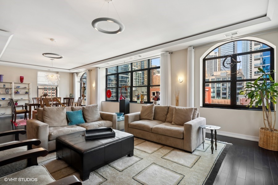 742 N La Salle Drive Unit: 7