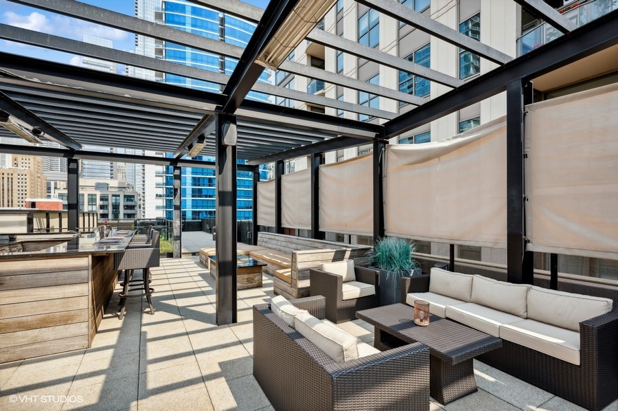 742 N La Salle Drive Unit: 7