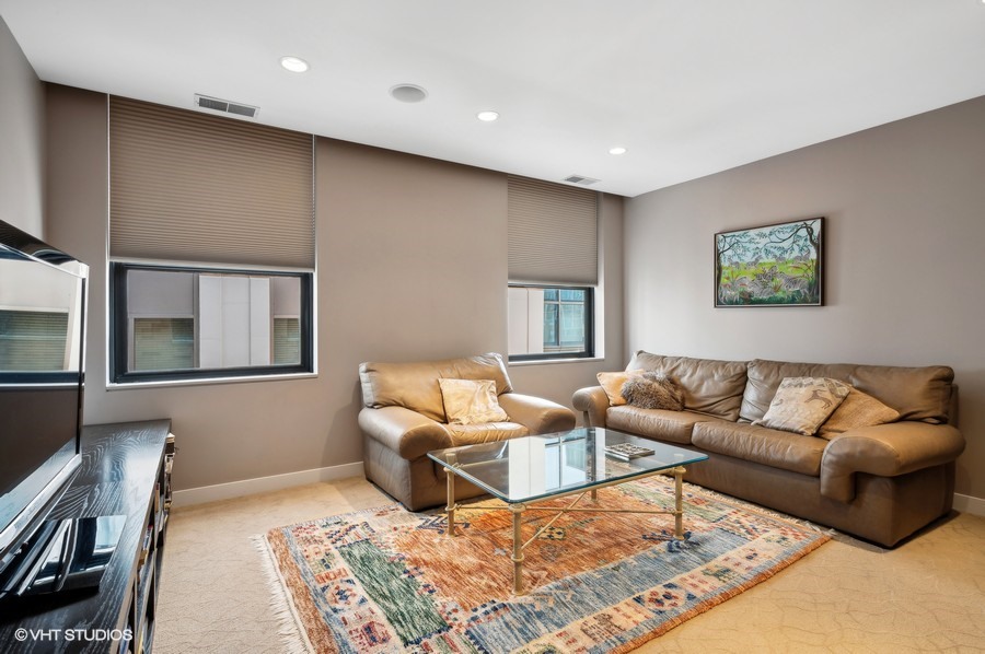 742 N La Salle Drive Unit: 7