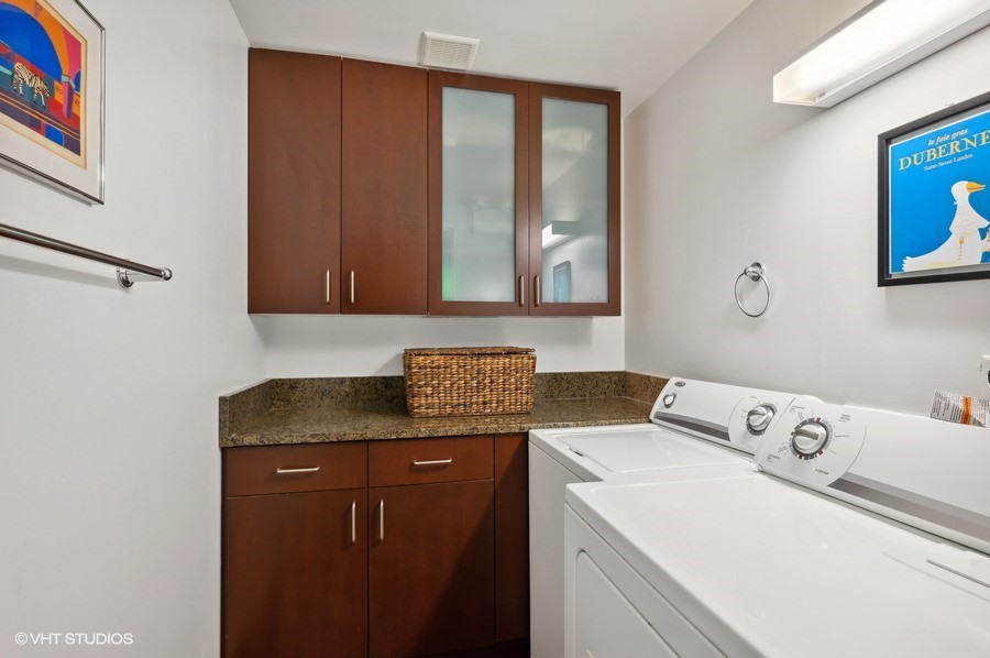 742 N La Salle Drive Unit: 7