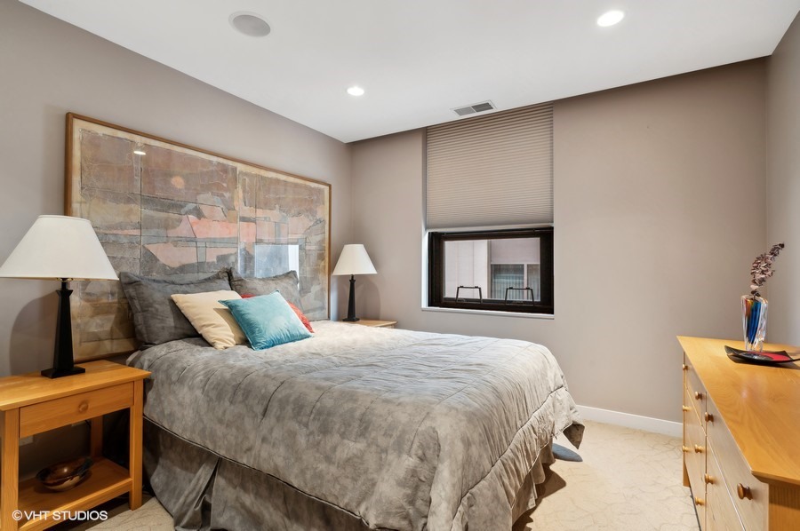 742 N La Salle Drive Unit: 7