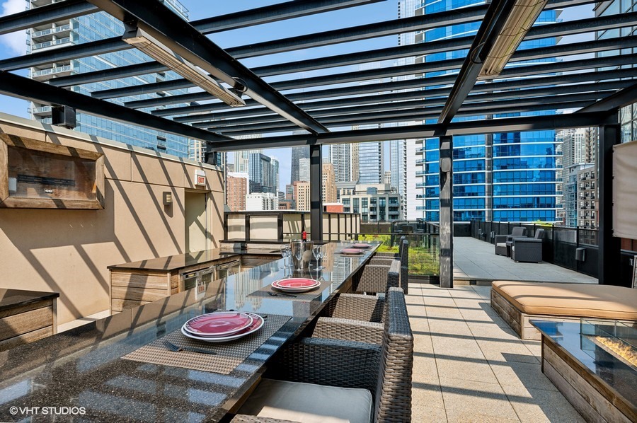 742 N La Salle Drive Unit: 7