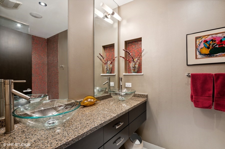 742 N La Salle Drive Unit: 7