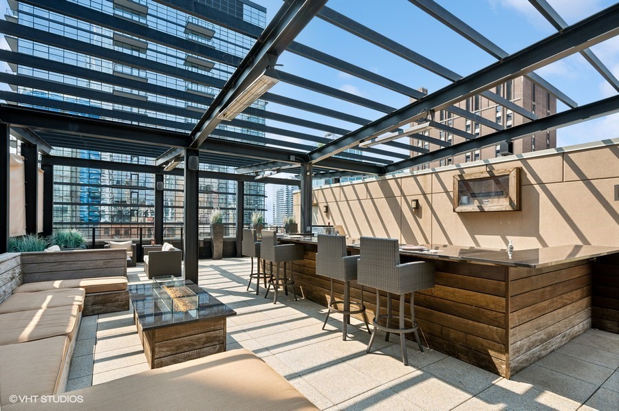 742 N La Salle Drive Unit: 7