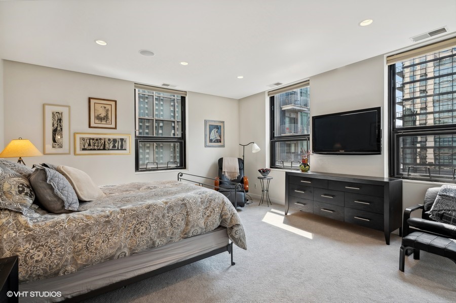 742 N La Salle Drive Unit: 7