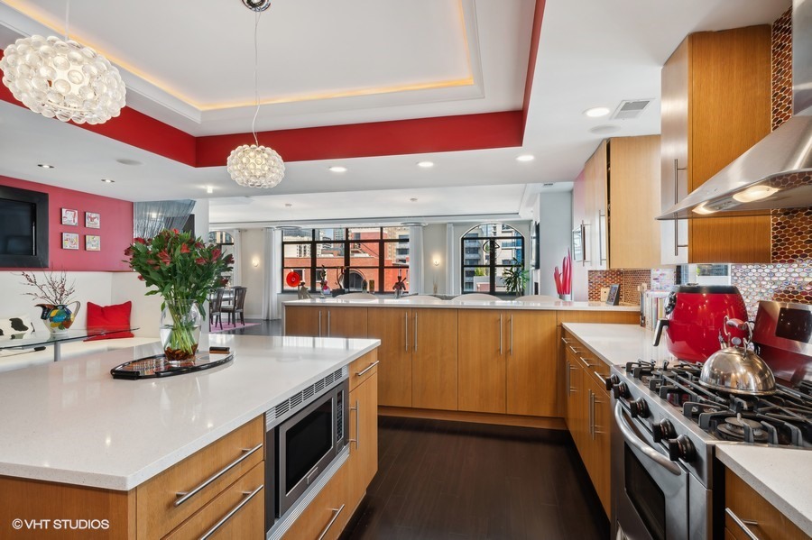 742 N La Salle Drive Unit: 7