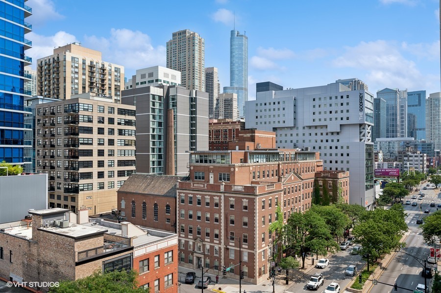 742 N La Salle Drive Unit: 7