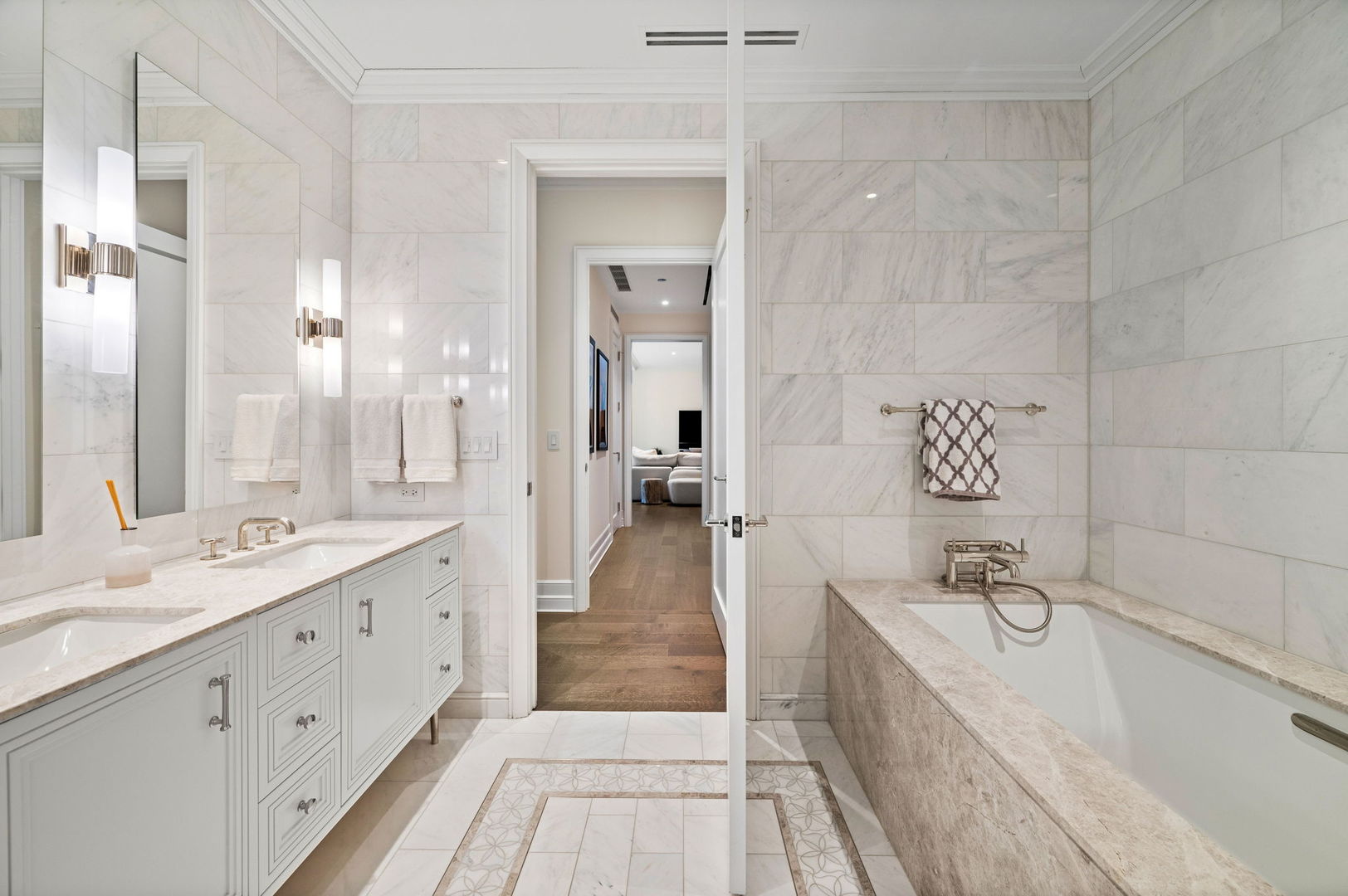 435 N Michigan Avenue Unit: 516