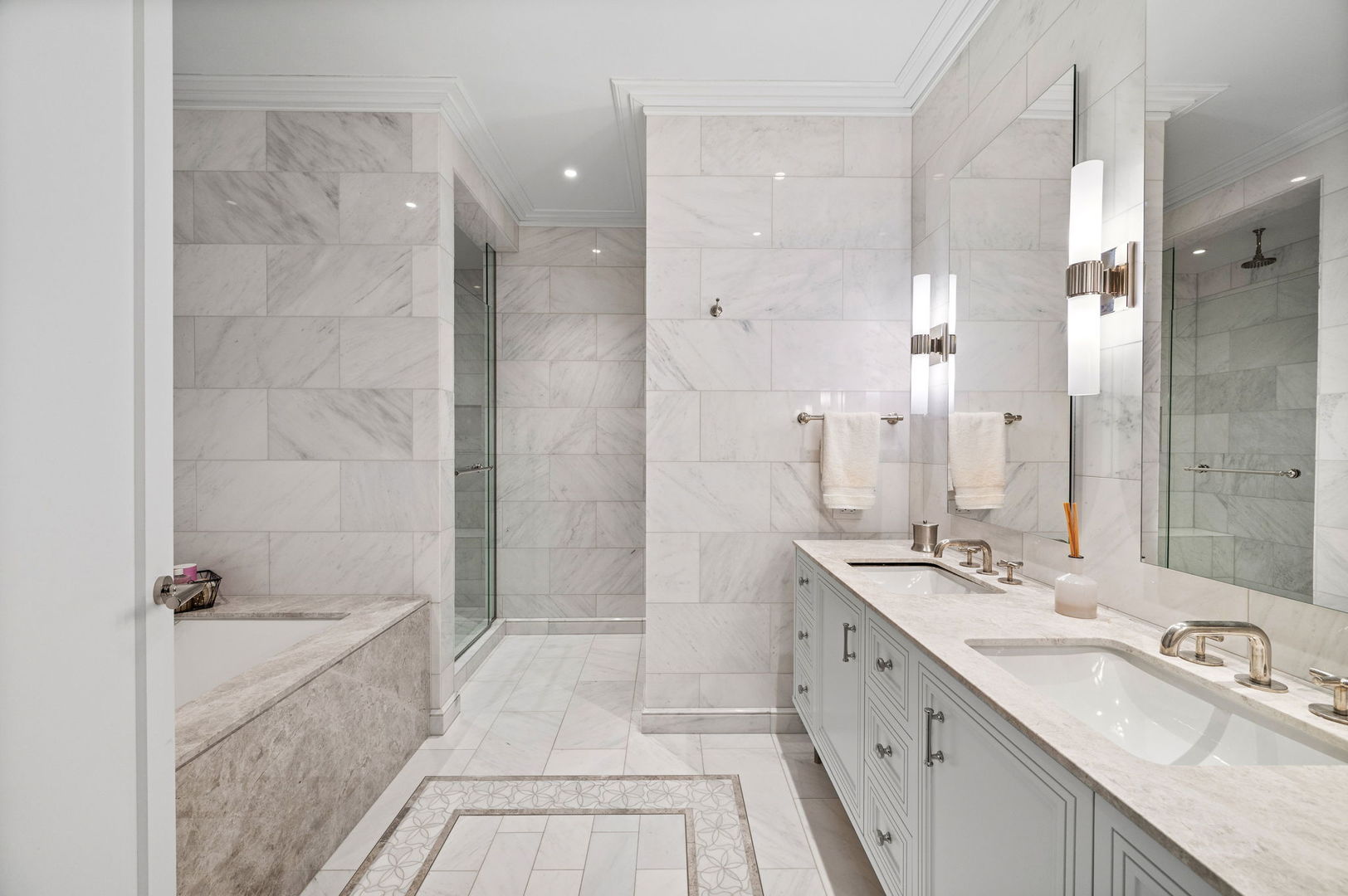 435 N Michigan Avenue Unit: 516