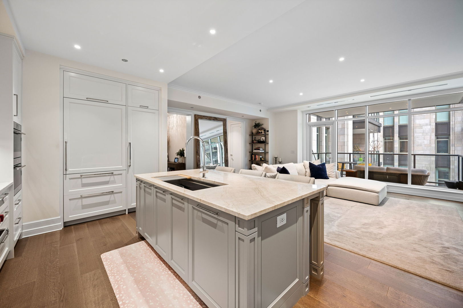 435 N Michigan Avenue Unit: 516