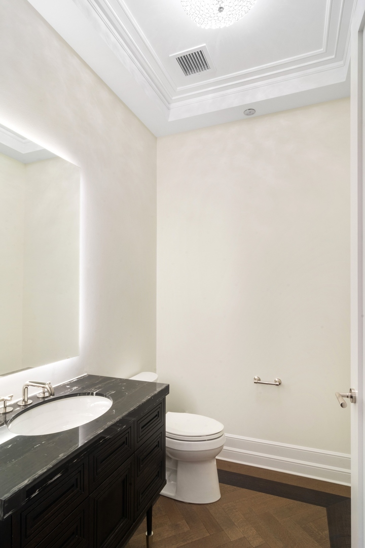 435 N Michigan Avenue Unit: 516