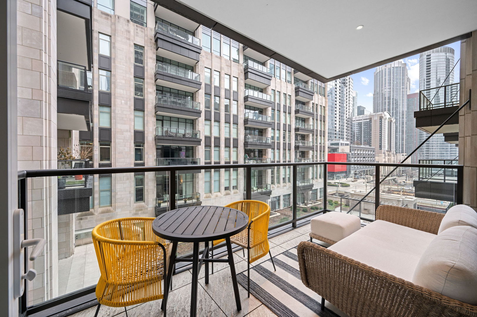 435 N Michigan Avenue Unit: 516