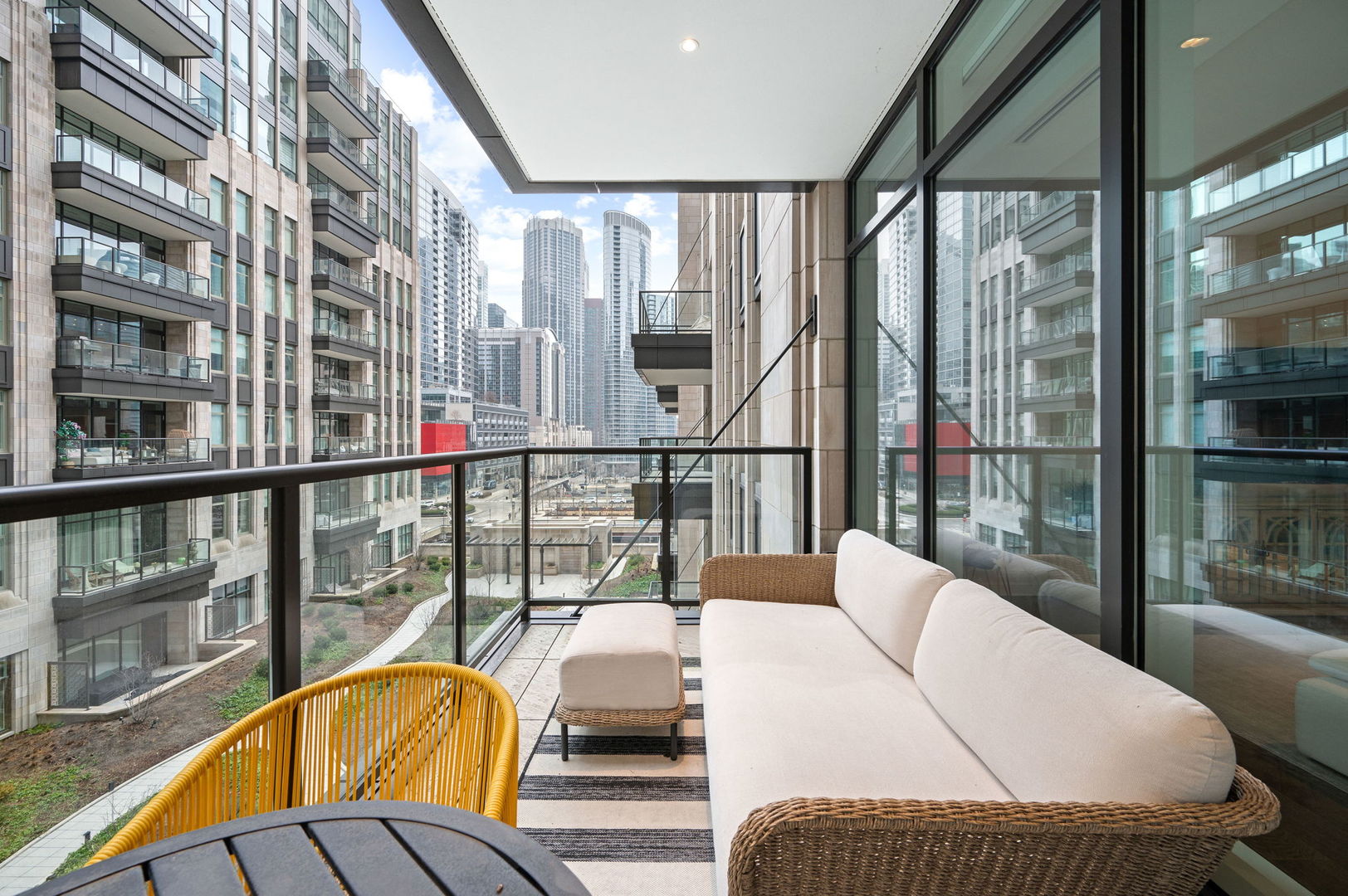 435 N Michigan Avenue Unit: 516