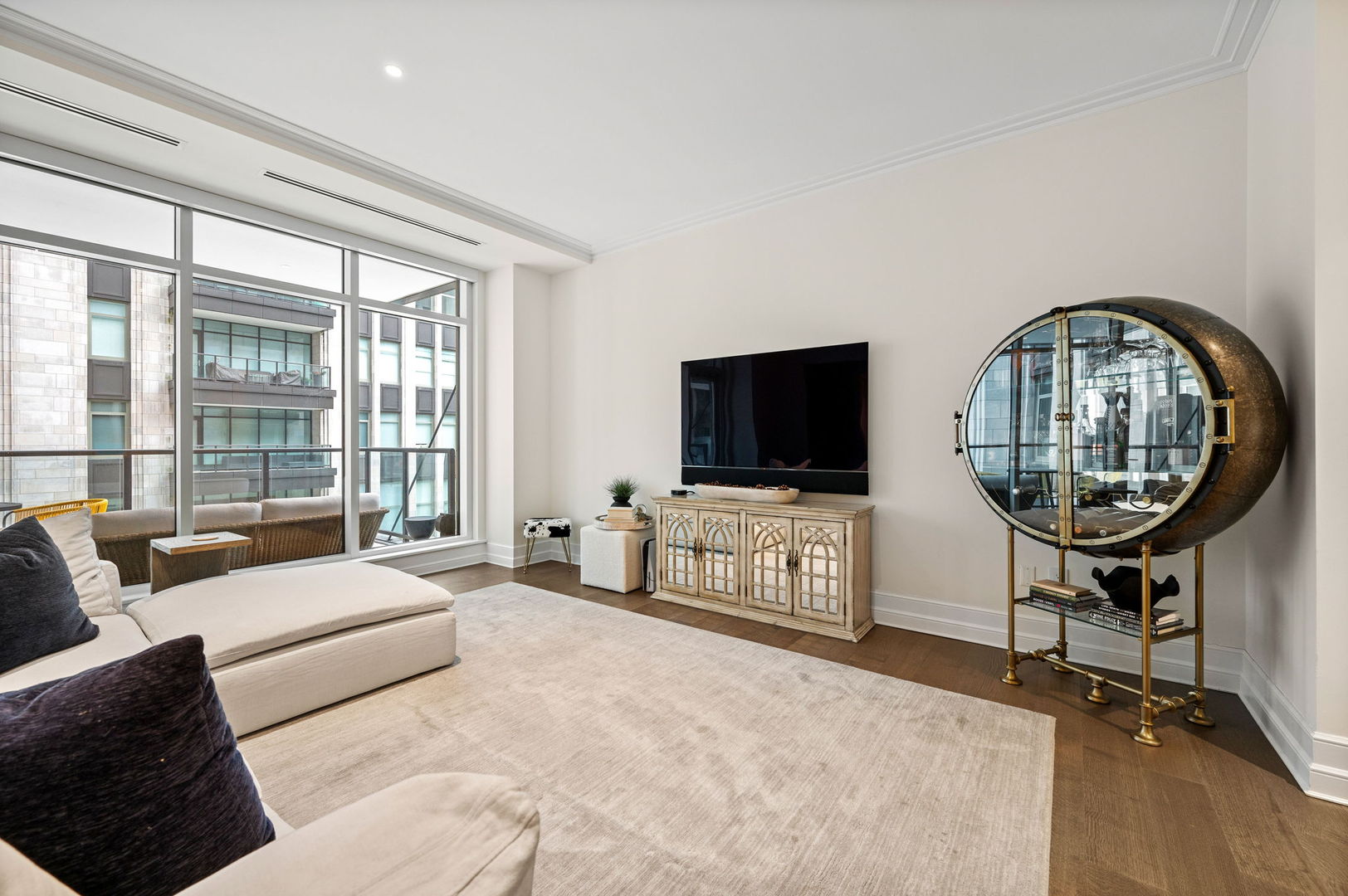 435 N Michigan Avenue Unit: 516