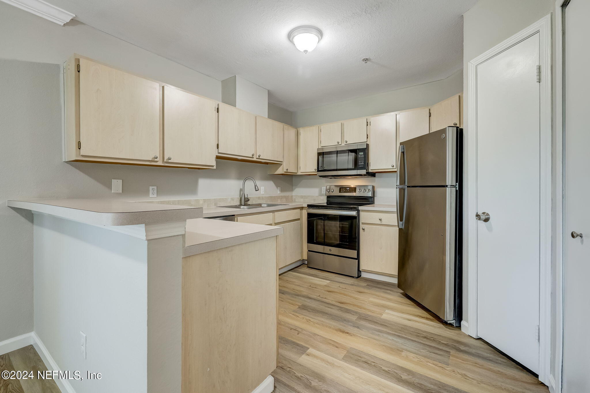 1701 THE GREENS Way, 1615