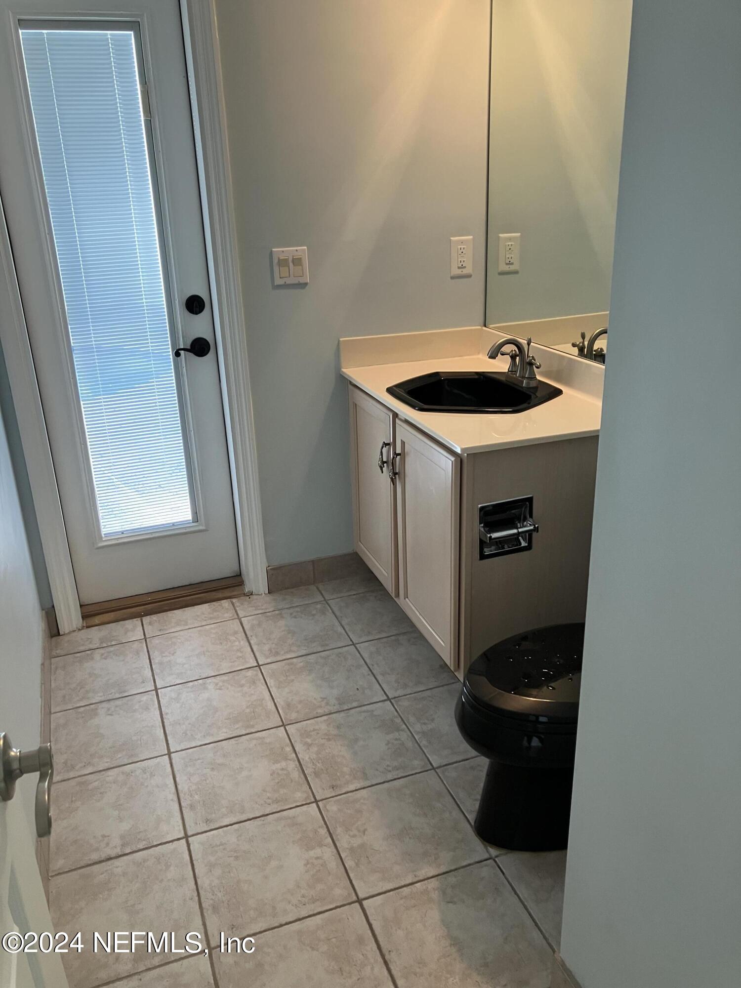 1815 KINGS Court