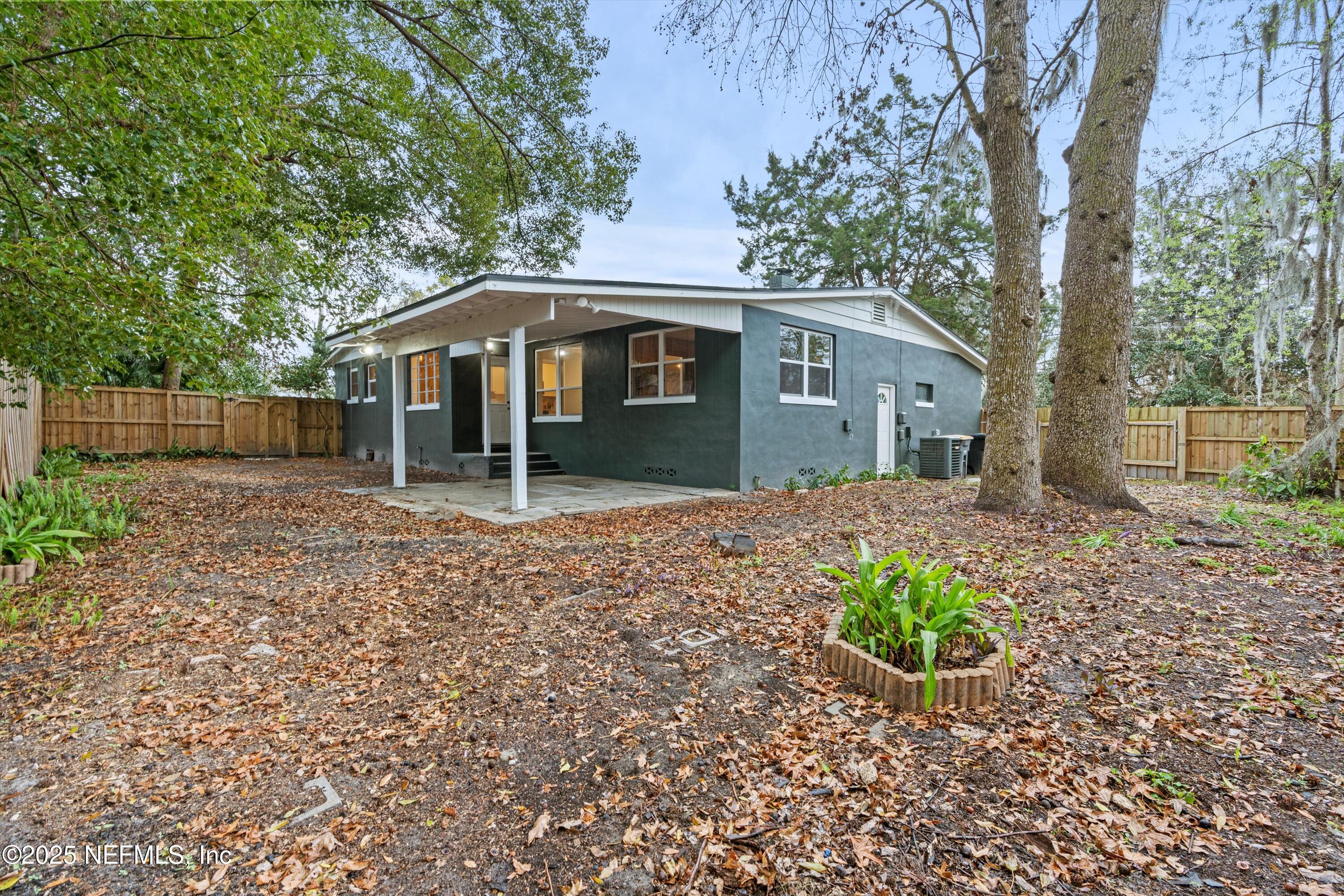 2135 MERCER Circle S