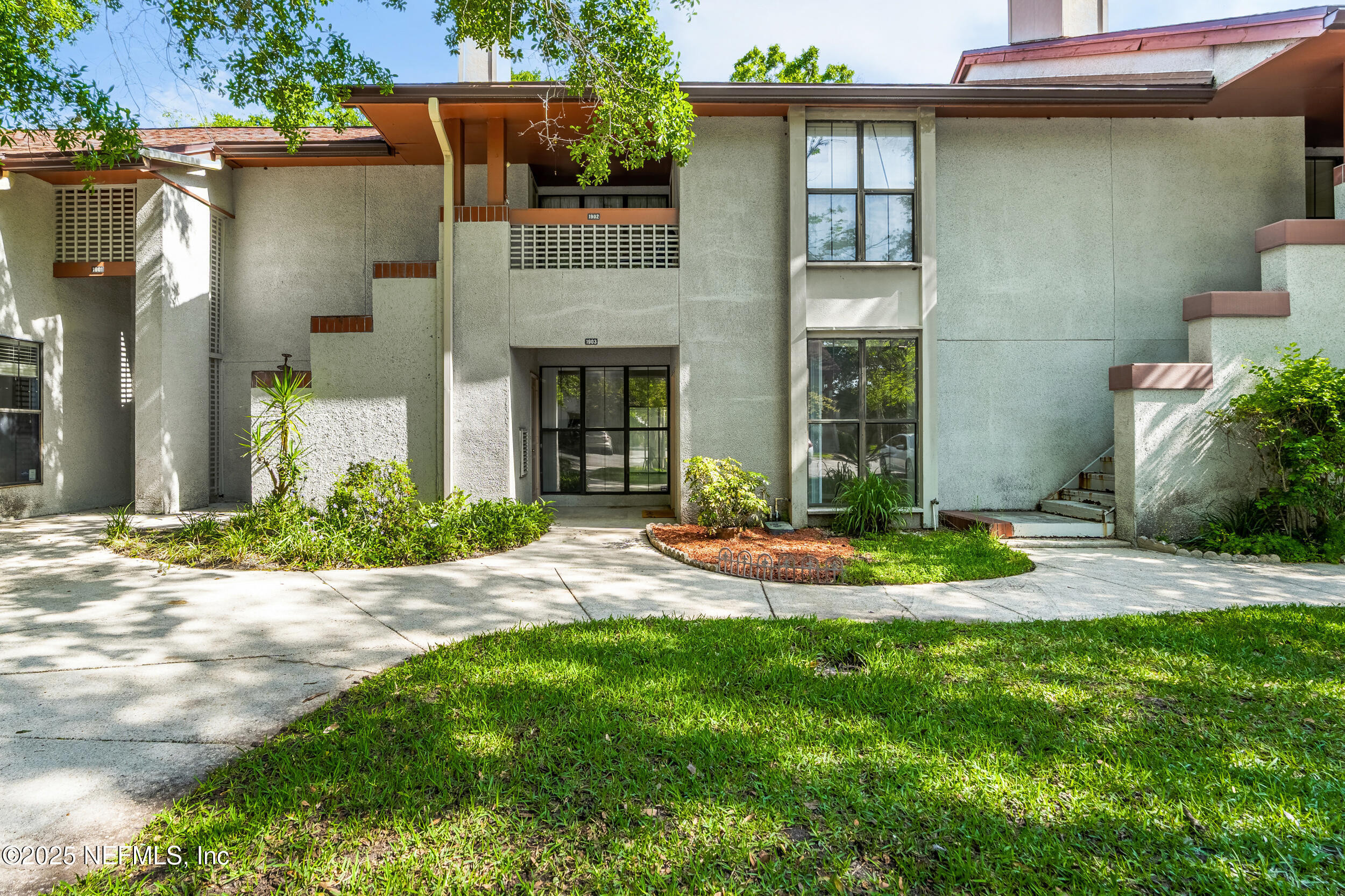1903 WOOD HILL Place 1903