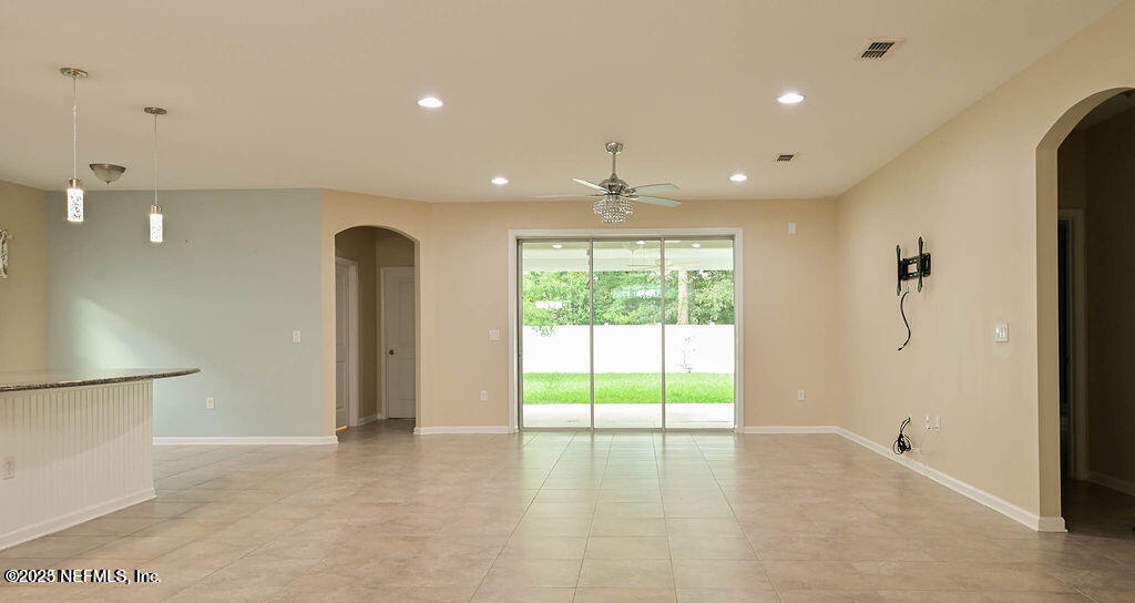 15736 SPOTTED SADDLE Circle