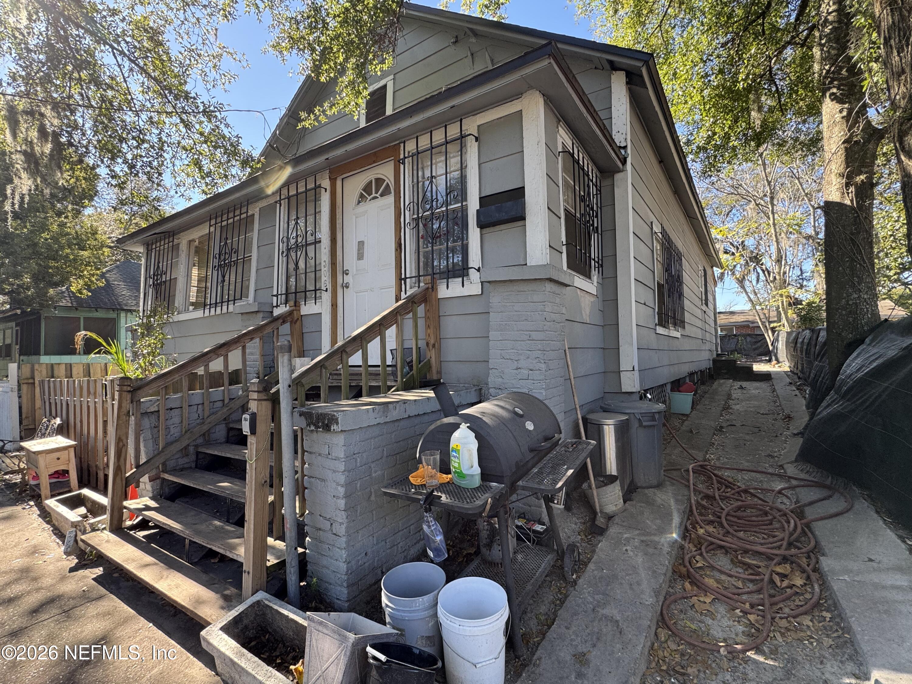 306 WOODLAWN Avenue