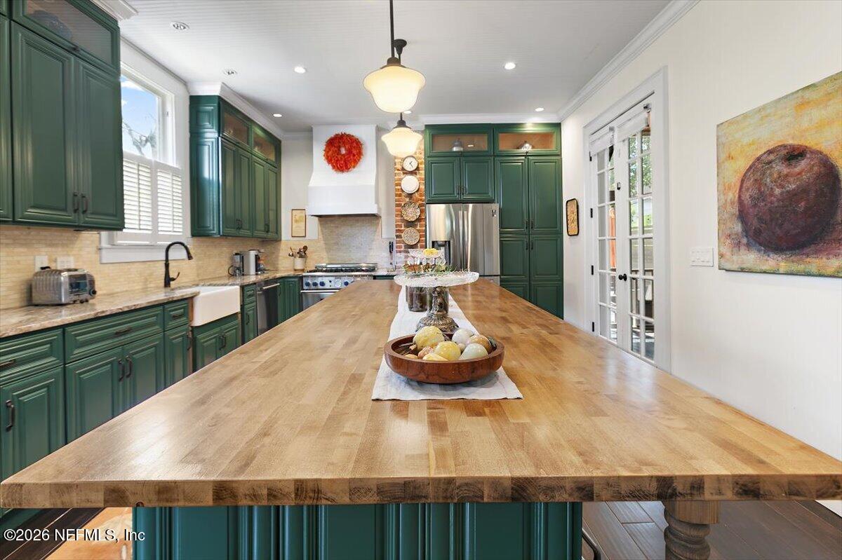 236 W 6TH Street