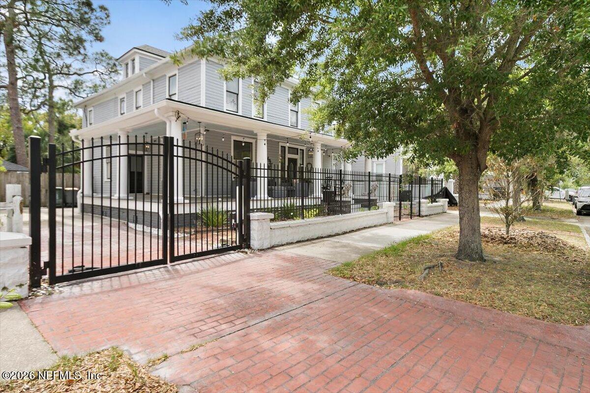 236 W 6TH Street