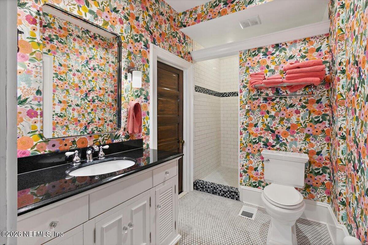 236 W 6TH Street