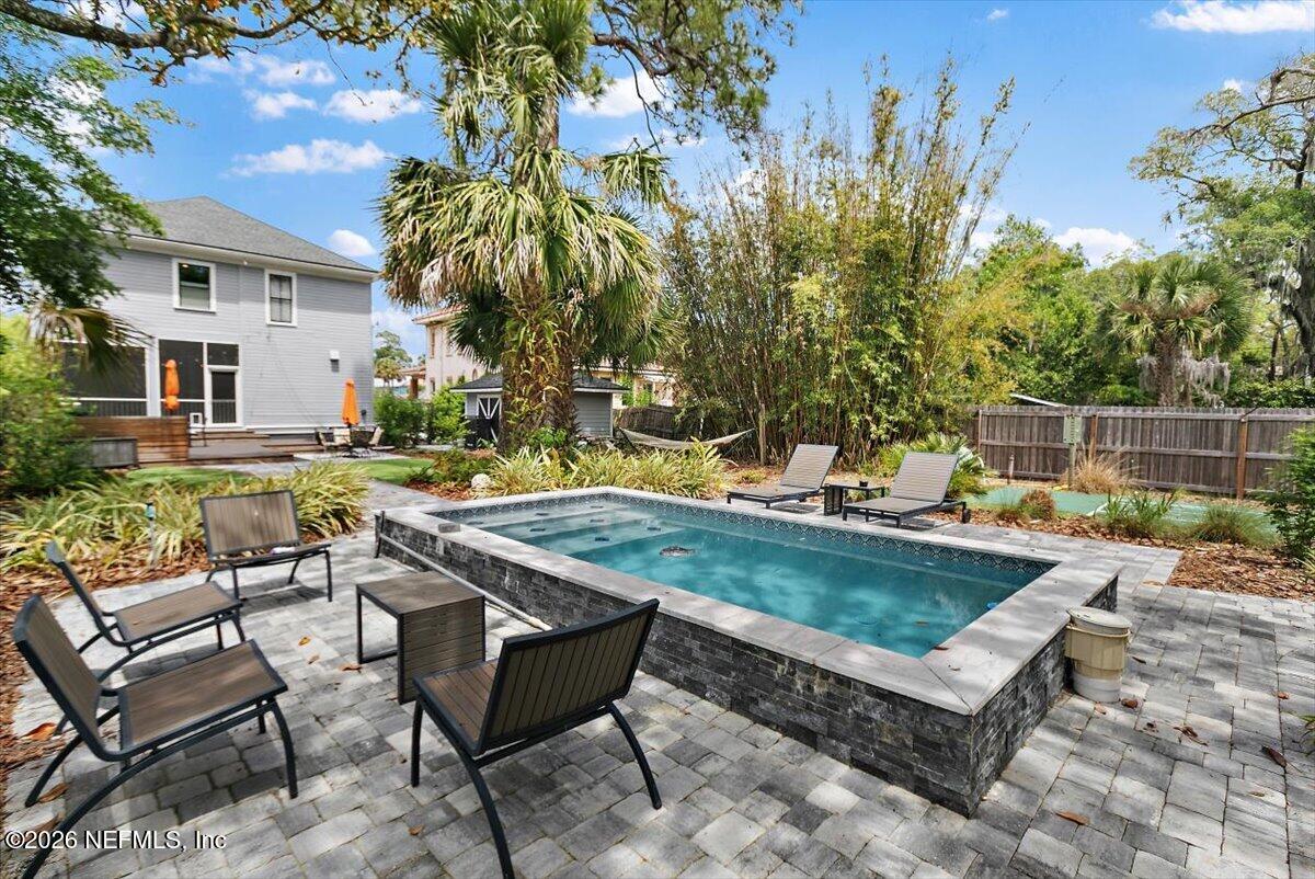 236 W 6TH Street