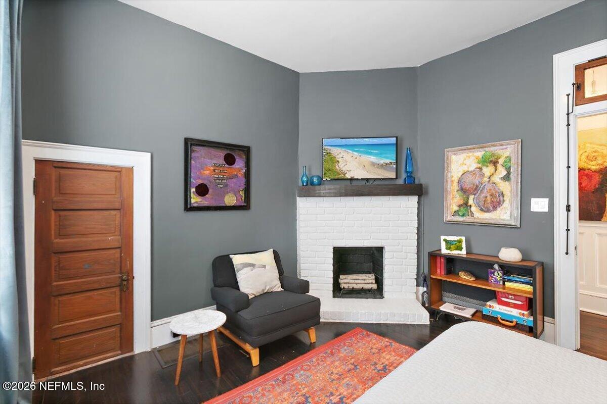 236 W 6TH Street