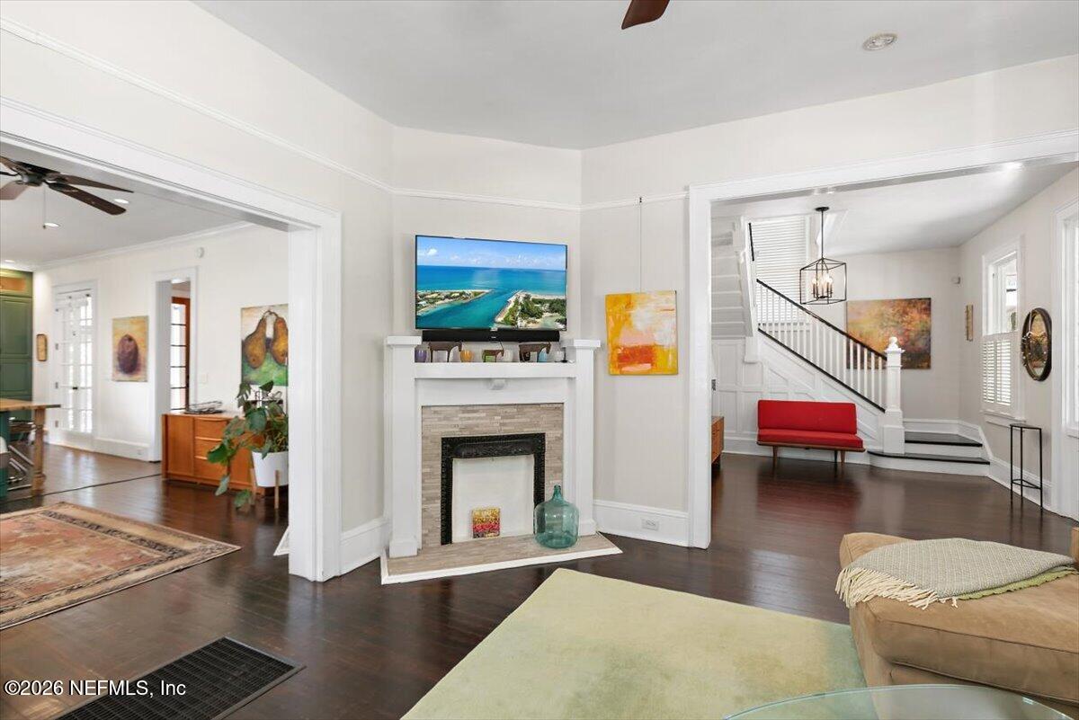 236 W 6TH Street