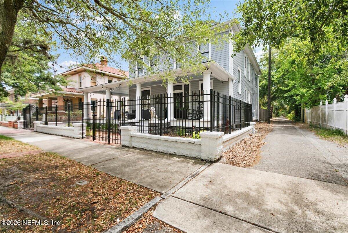 236 W 6TH Street