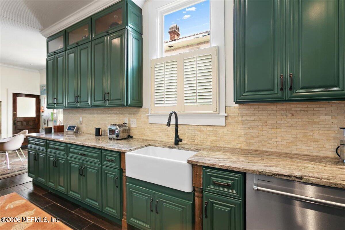 236 W 6TH Street