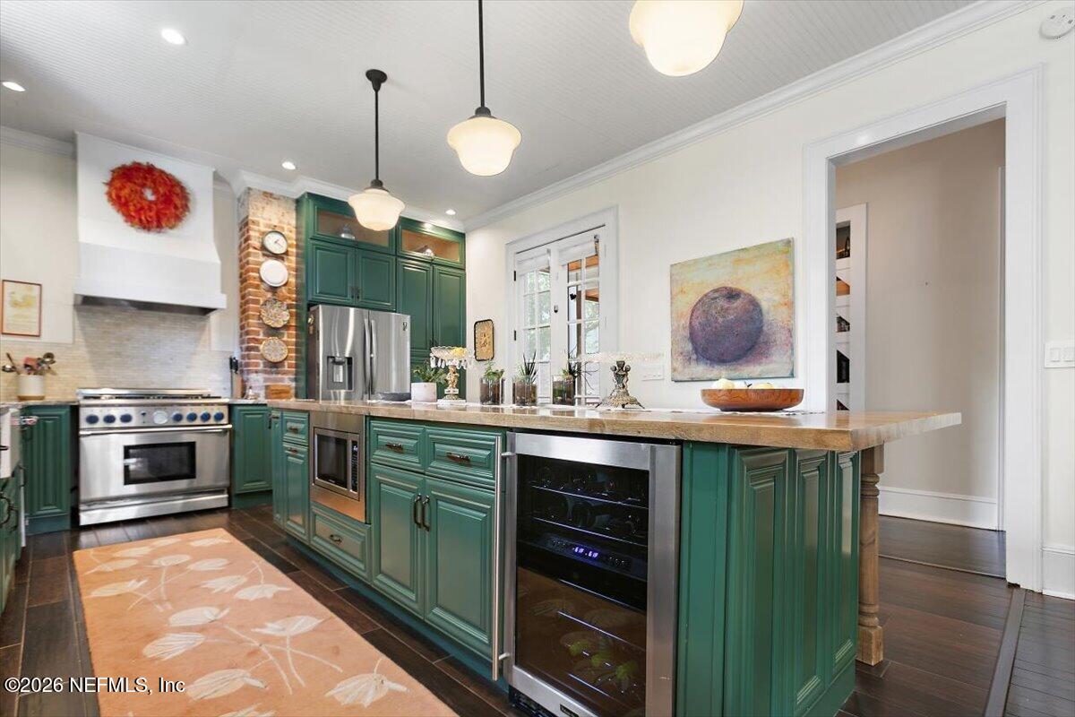 236 W 6TH Street