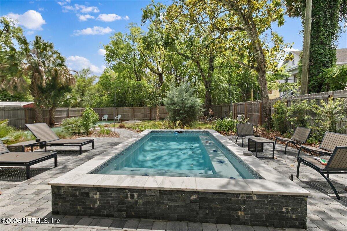 236 W 6TH Street