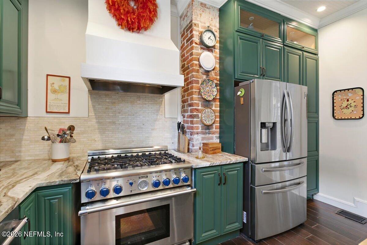 236 W 6TH Street