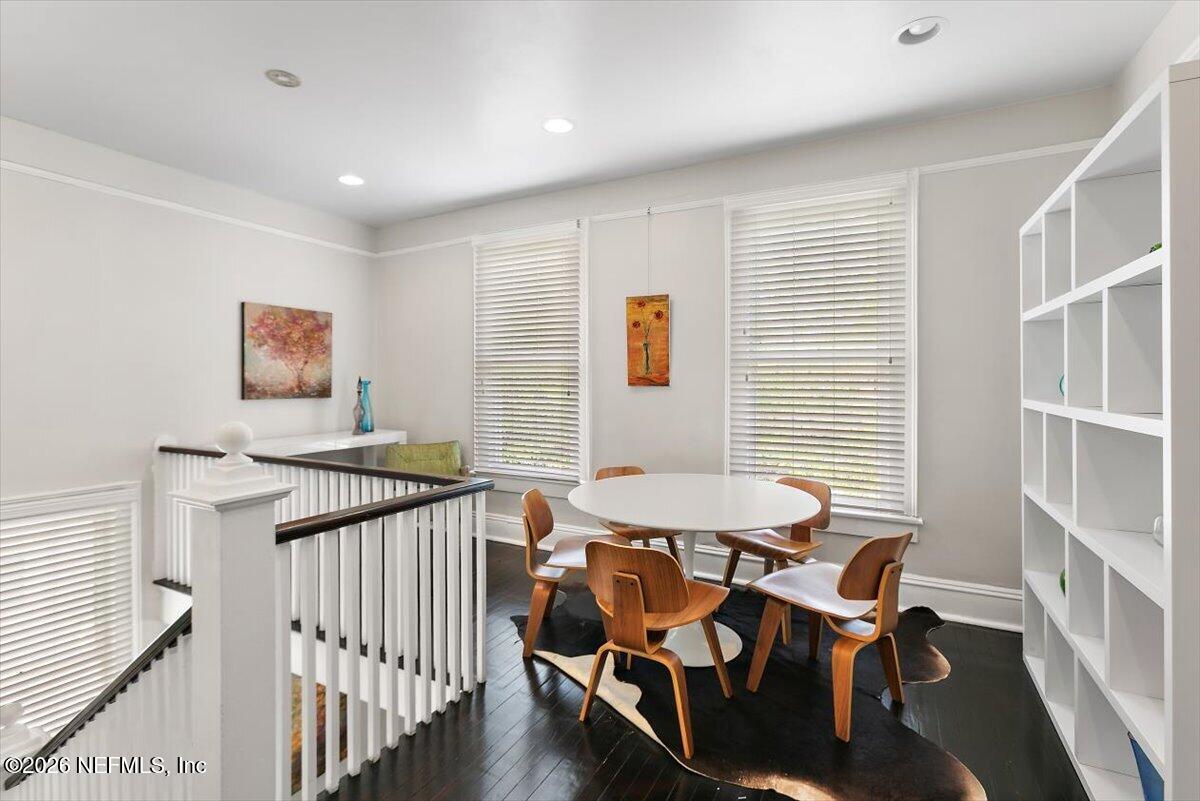 236 W 6TH Street