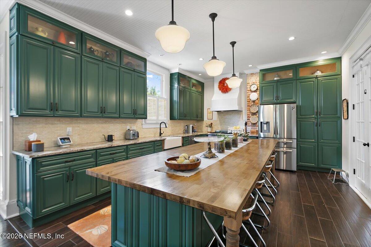 236 W 6TH Street