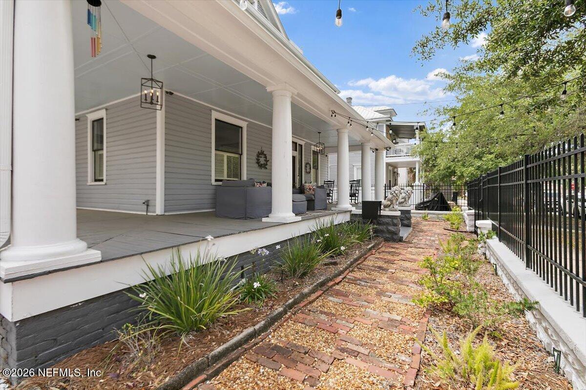 236 W 6TH Street