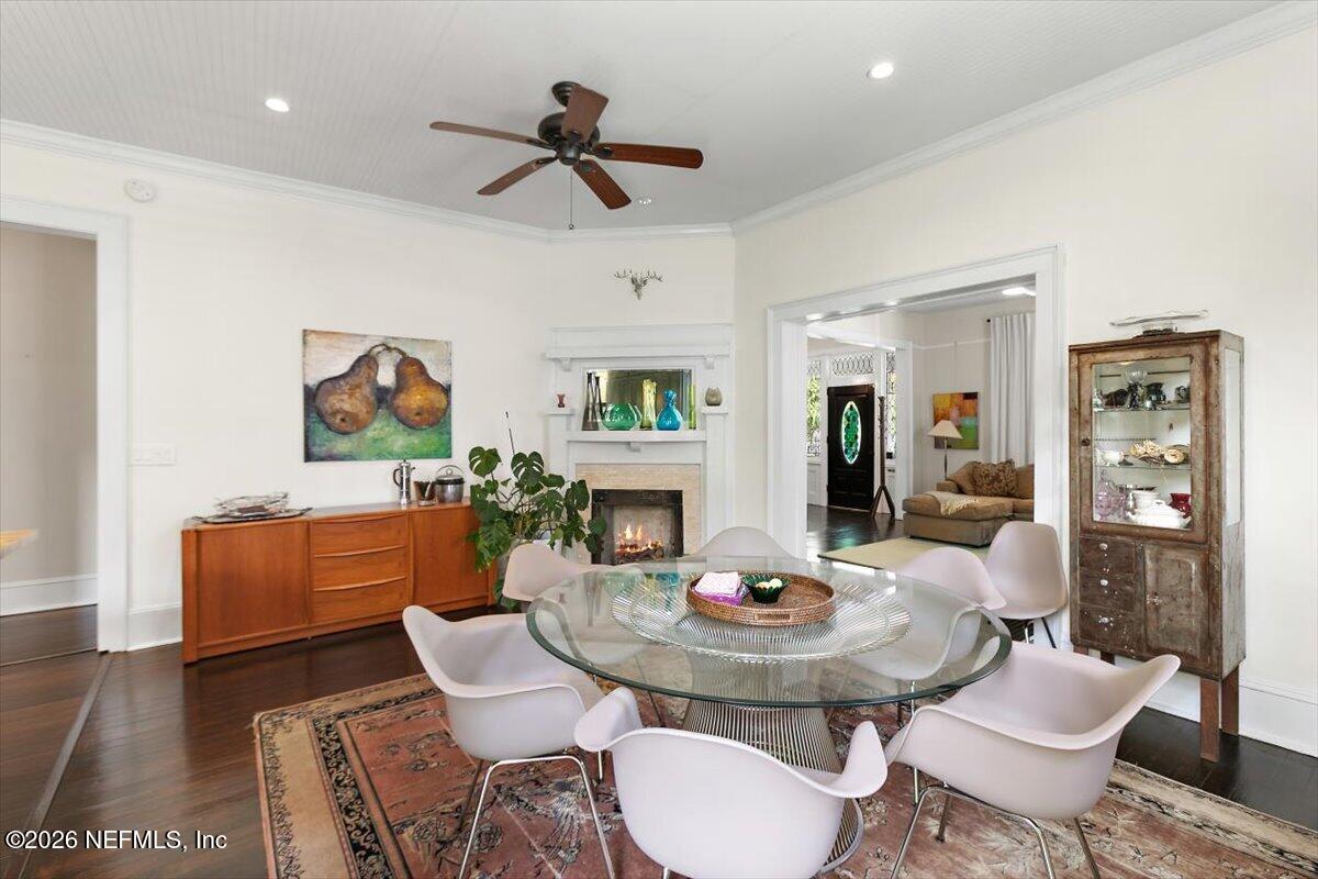 236 W 6TH Street