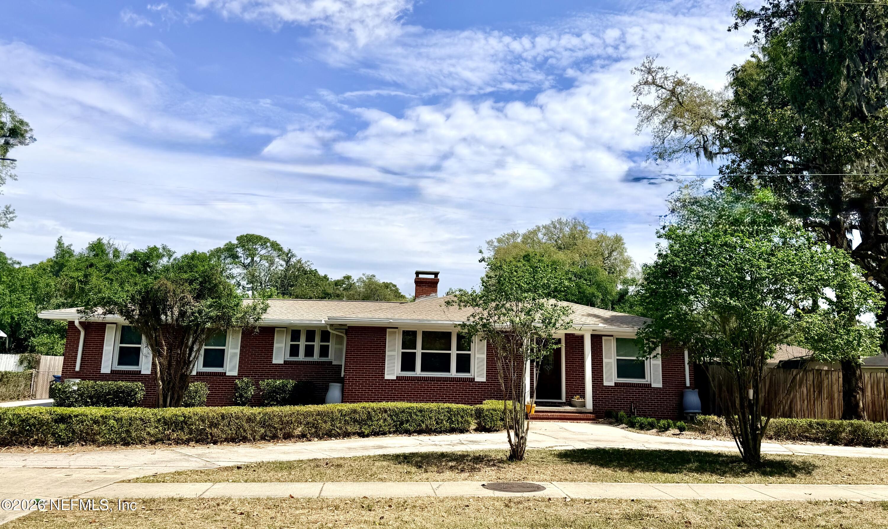 351 UNIVERSITY Boulevard N