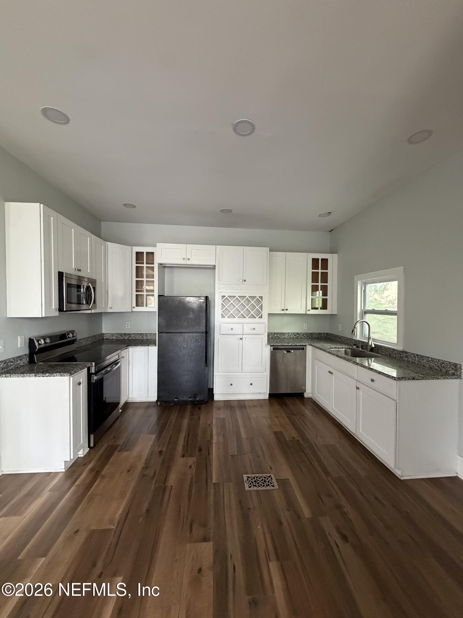 129 E 5TH Street